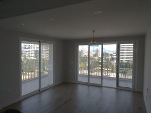Reforma integral con tarima de madera y acristalamiento